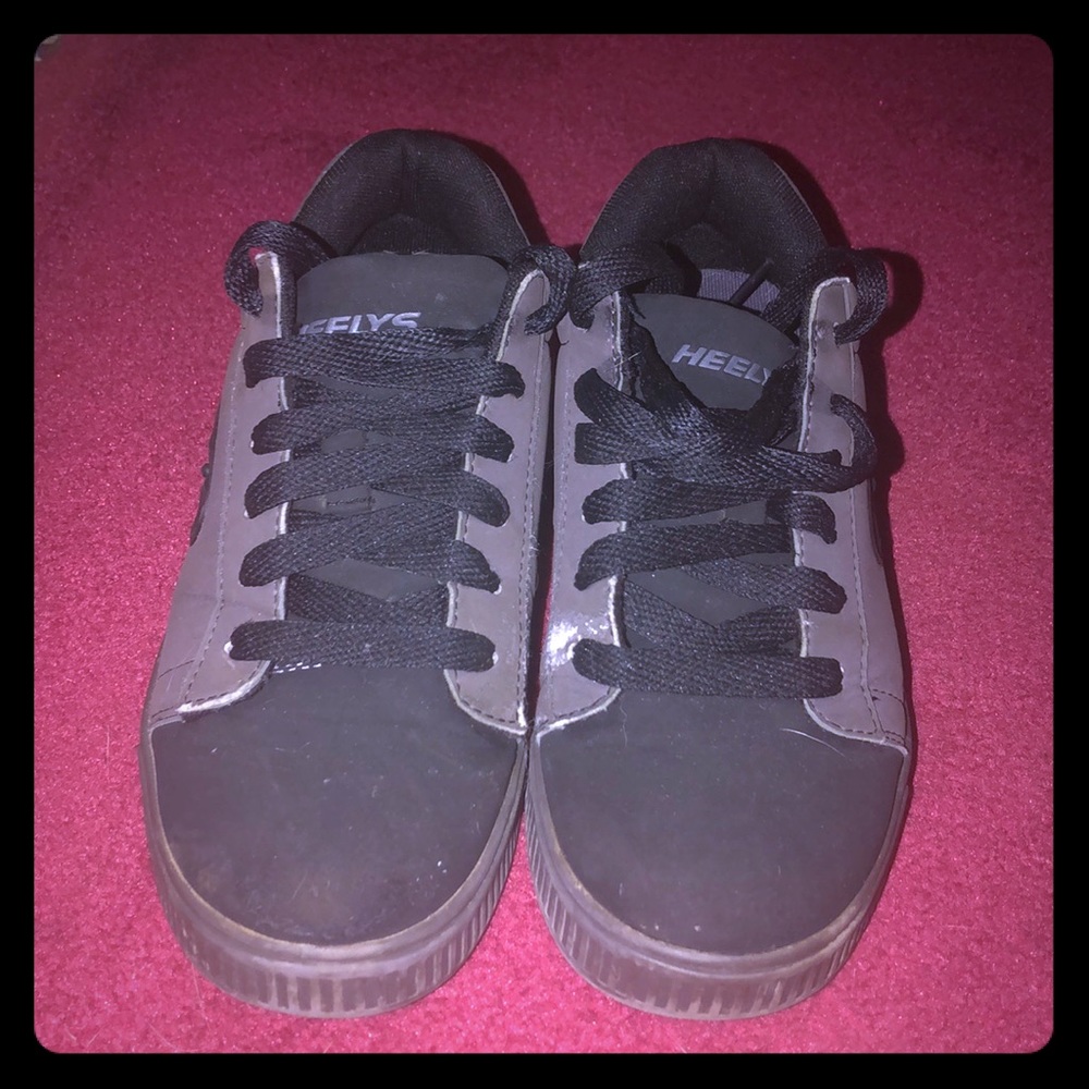 Boys youth size five Heelys (on brand)